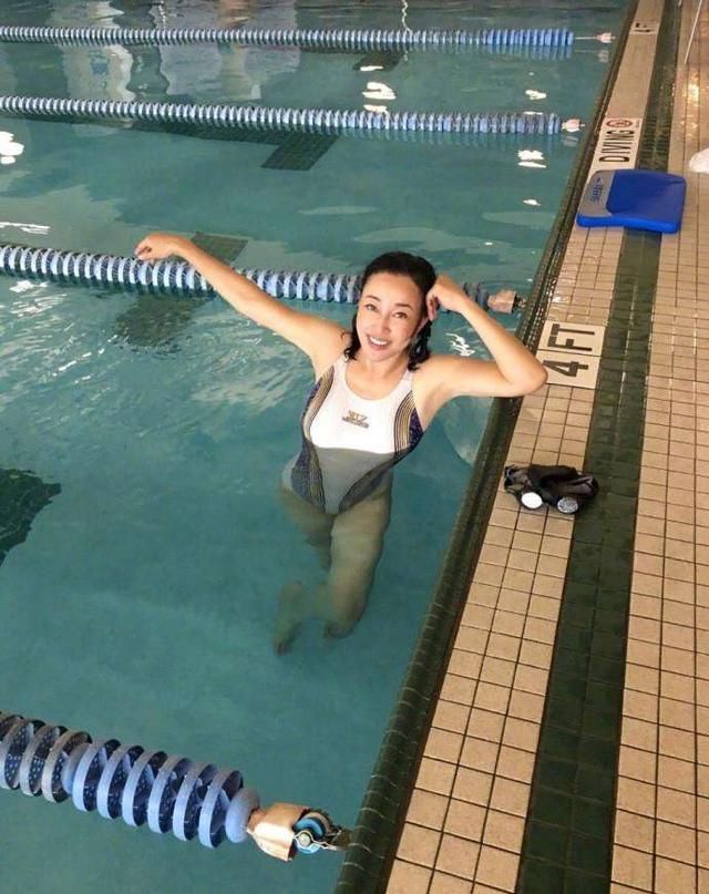 刘晓庆最新近照，62岁穿泳衣秀曲线，身材依旧吸睛，网友：厉害了