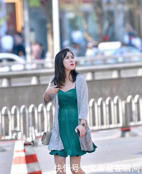 杭州街拍吊带超短裙的清凉小姐姐，美得让人窒息