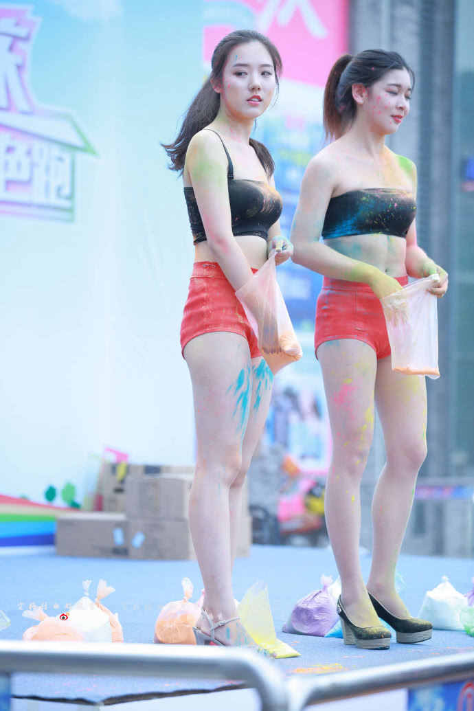 街拍：会展上的小姐姐，喷了各种色彩瞬间感觉个性和时尚