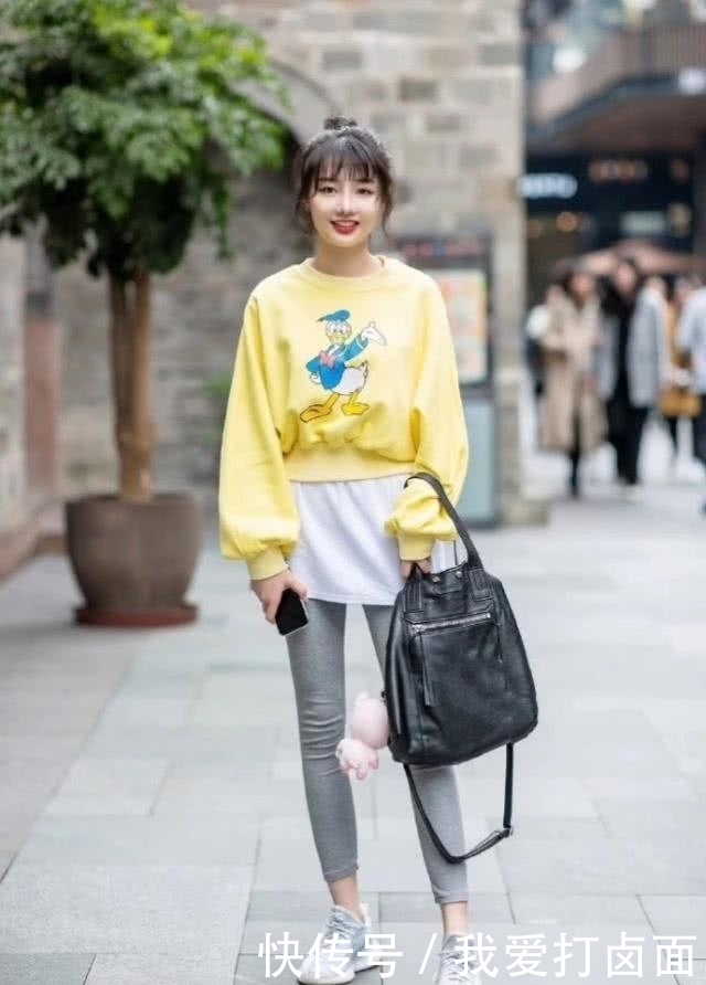  『美女』街拍：黑色长袖衫和运动款式的打底裤，搭配很显腿长，打造出靓丽造型！