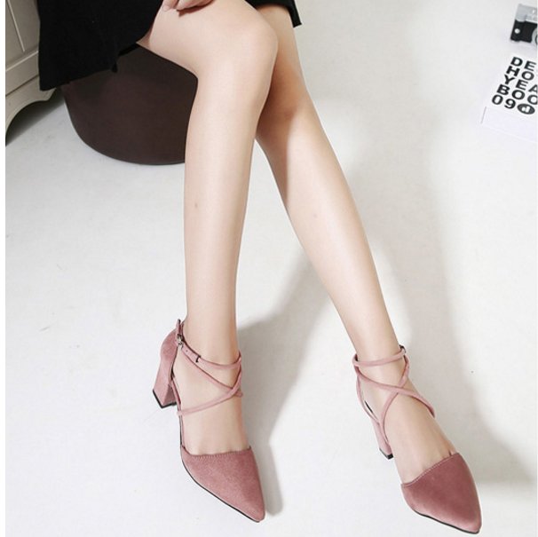 去年的凉鞋不要穿，今年流行这样的，养脚还漂亮，真是巨显女人味