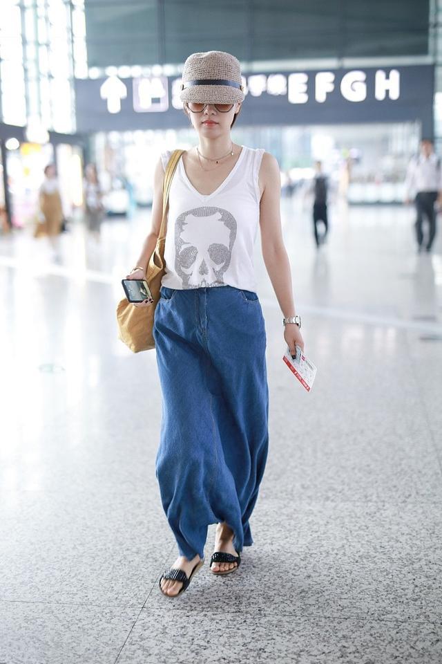 本以为43岁周迅的穿搭够随性了，但看到42岁马伊琍的，我沉默了！