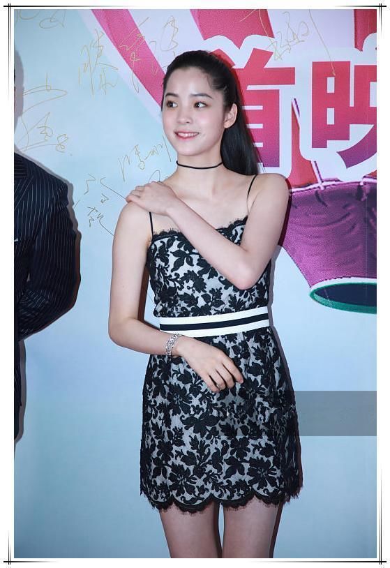 当秦海璐与欧阳娜娜同穿蕾丝裙，才知道女人和女孩的差距有多大！