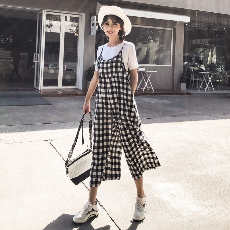 越来越多的女人不穿裤子了，初秋连体衣超有女人味，男人为之着迷