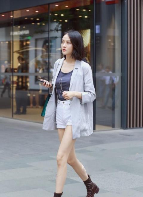 「 恬静」美女打扮的很恬静,长相清秀又美丽,街拍:白色的外衣配白色短裤