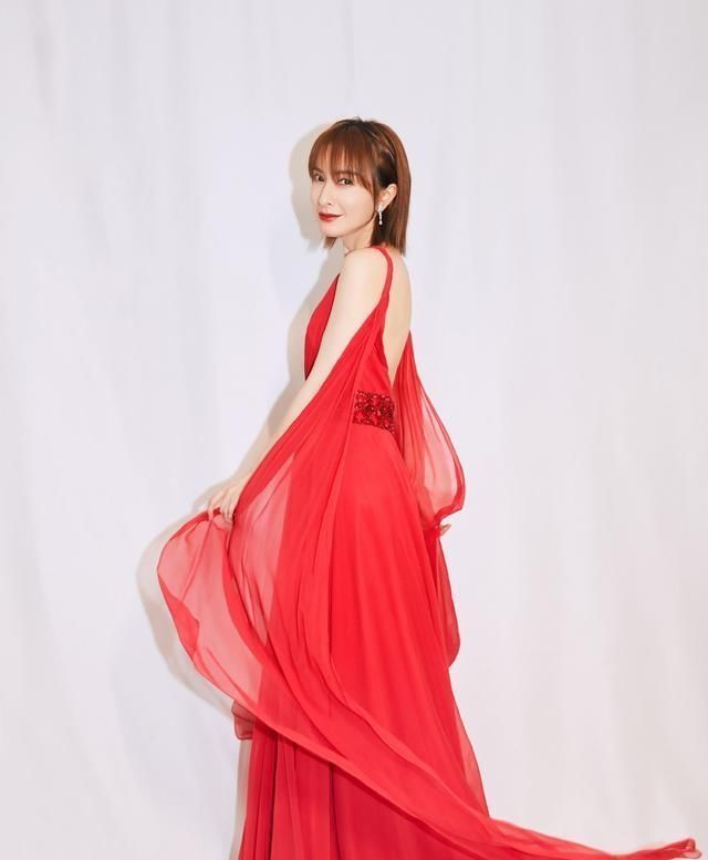 『潮范』37岁吴昕绿洲晒自拍玩混搭风,穿休闲西装配黑色发带潮范十足