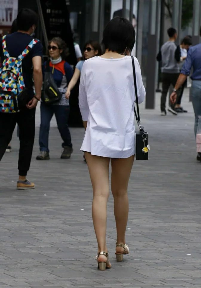 路边打电话的气质美女小姐姐，热裤凸显其妖娆身材