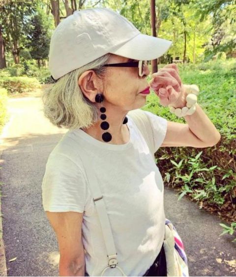  「老奶奶」都知道三木妈妈穿衣时髦，但日本70岁老奶奶，把晚年过得像青春期
