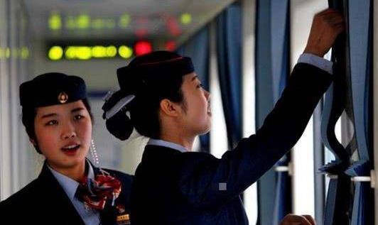 为什么晚上坐火车时,乘务员会将车厢内的窗帘关上看完或能明白！