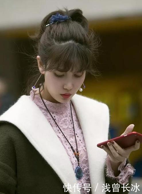  展露|街拍：美女一袭长裙，展露如雪肌肤，尽显女人的娇媚