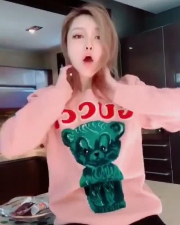 罗志祥女友周扬青38度穿毛衣，看她照片都觉得热