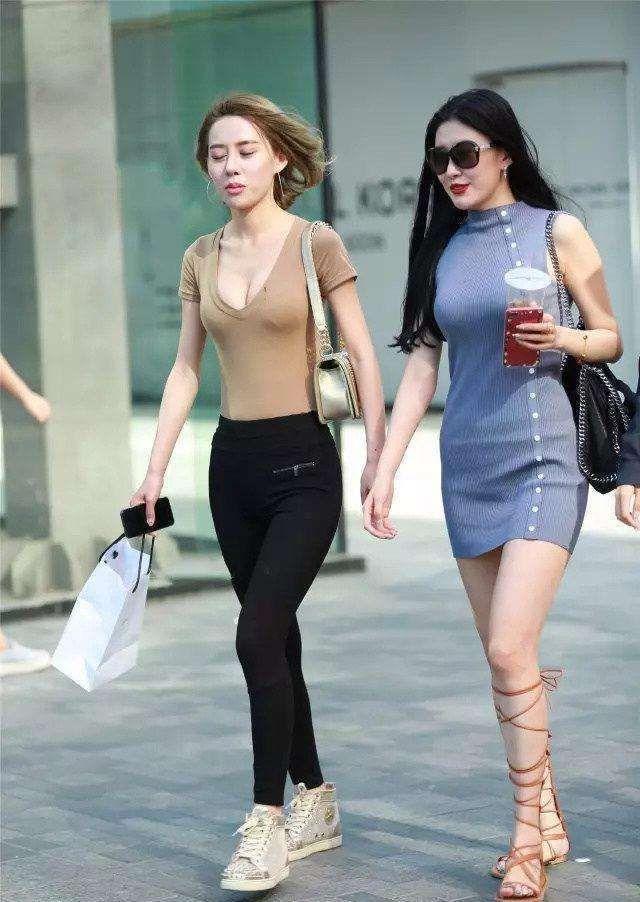 这样搭配,黑色紧身裤的性感美女,苗条又丰满成熟妩媚!