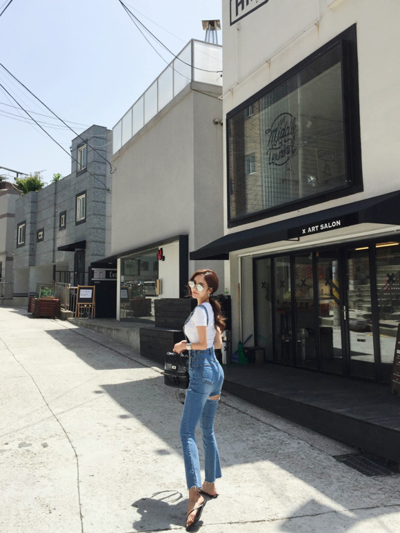 女神孙允珠，纪梵希荧粉水洗磨牛仔背带裤