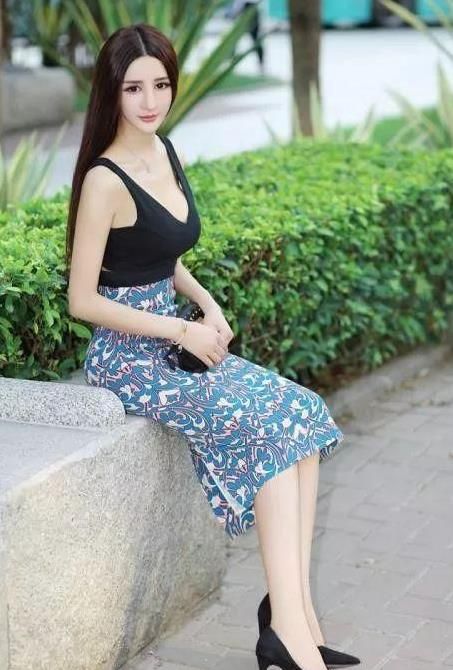  『风采』街拍：沉鱼落雁的美女，一条墨绿色连衣裙，时尚气质风采
