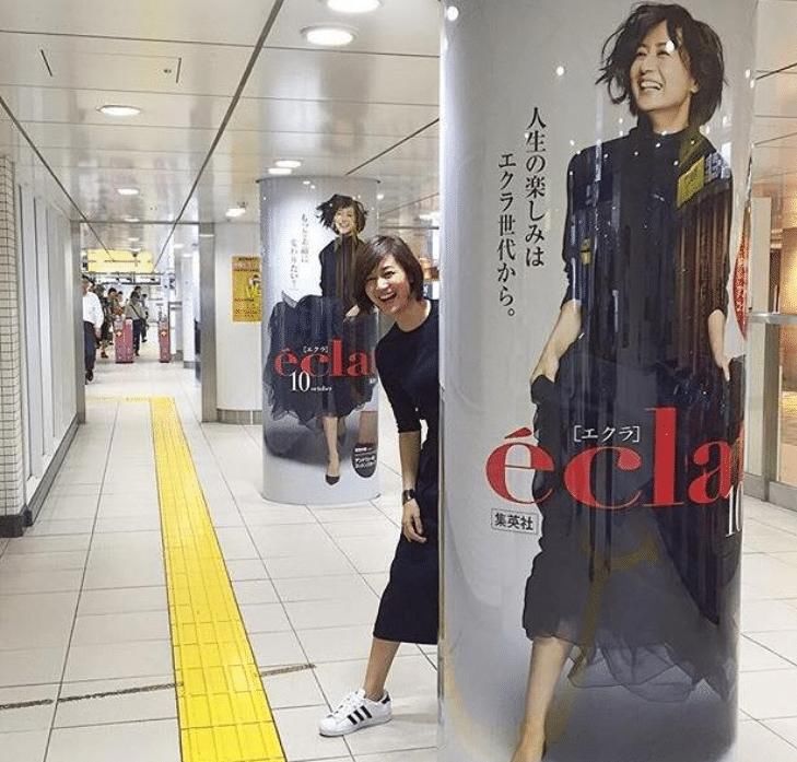 「五才」奔五才不是中年妇女!49岁的富冈佳子用T恤搭出冻龄感,很显气质