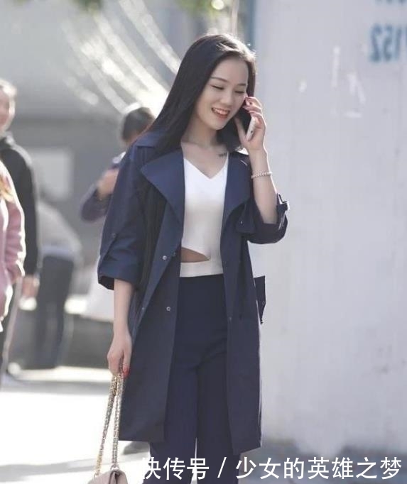 # 美女#紧身裙穿搭，优雅又性感！，街拍美女：时尚靓丽的小姐姐
