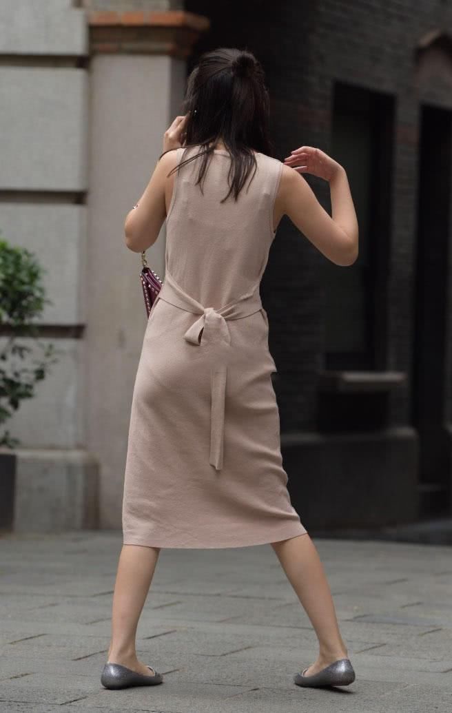 街拍:美女贴身连衣裙穿出丰满迷人身材,出来买菜都穿的这么性感