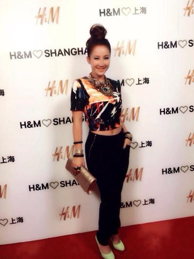 42岁李玟现身维秘秀, 衣服太紧包不住, 网友: 这身材可以上T台