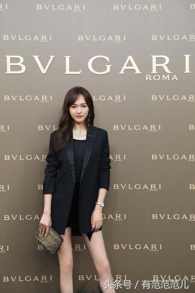 唐嫣的腿已经够长了，还把短裙挖剪成这样？网友：看你坐下来咋办