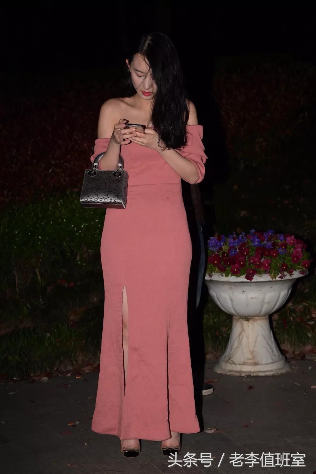 街拍:身材修长婀娜穿开叉长裙的宽胯翘臀的性感美女