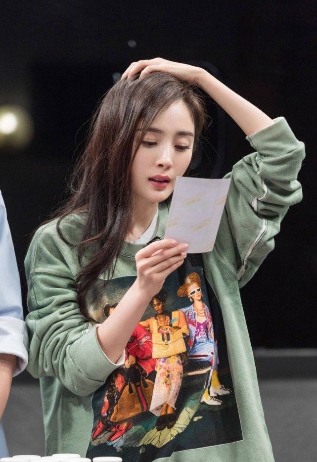 杨幂放弃齐刘海，墨绿色卫衣美回18岁，侧颜完爆刘亦菲