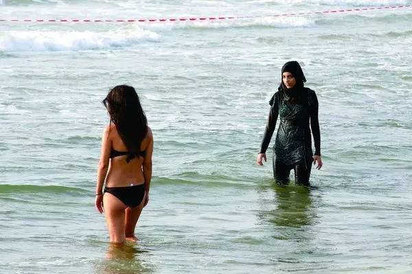 奇葩泳衣，当她们穿上后，你觉得怎么样？