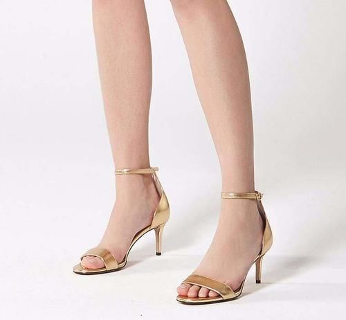 女人要穿这样的高跟鞋,夏天一字带凉鞋减龄又时髦