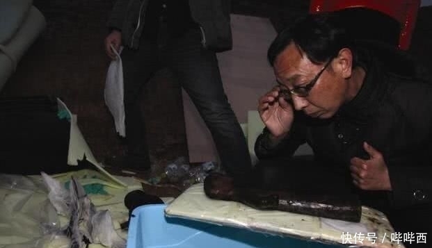 『盗墓贼』盗墓贼洗劫大墓后,留下一条锈铁杆,被专家讥讽“有眼无珠”