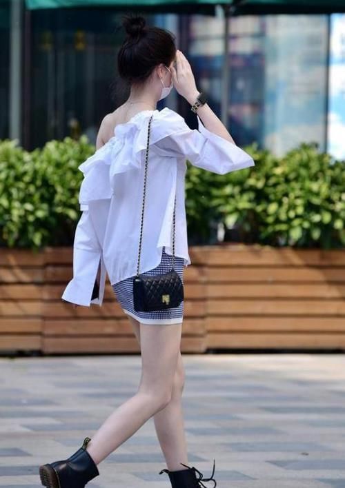  「风范」潮范儿女神来了，街拍：风风韵韵的美女，一件红色背心配黑色紧身裤，时尚活力风范