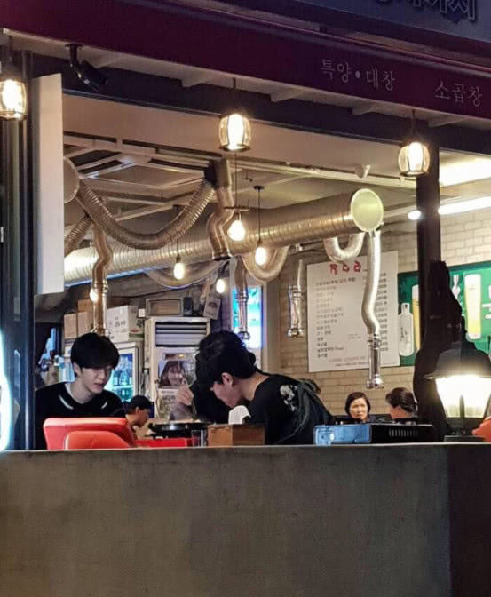 偶遇范丞丞韩国吃烤肉,打破限制出境传闻,未受范冰冰风波牵连