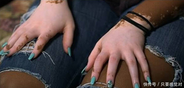 女孩每天坚持化妆，朋友好奇强迫她卸妆，看到素颜大家不知所措！