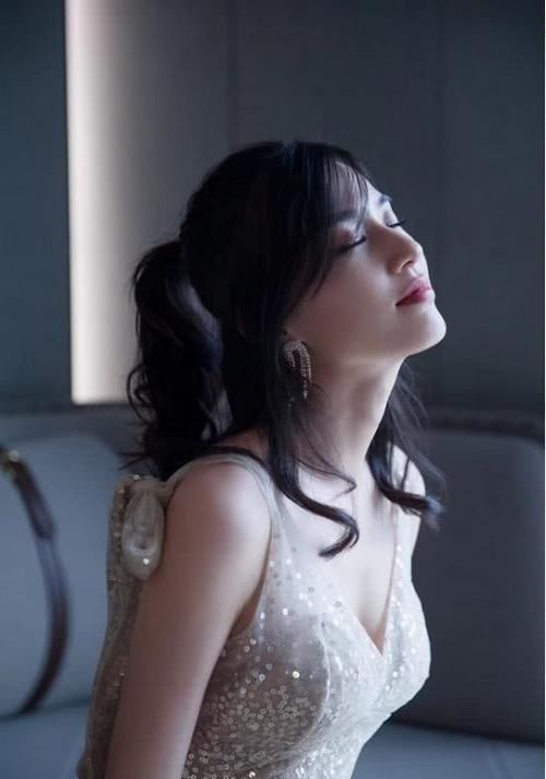 # 出纱裙#锁骨太明显，曲线好得让人羡慕，黄圣依这身材还穿纱裙真绝了