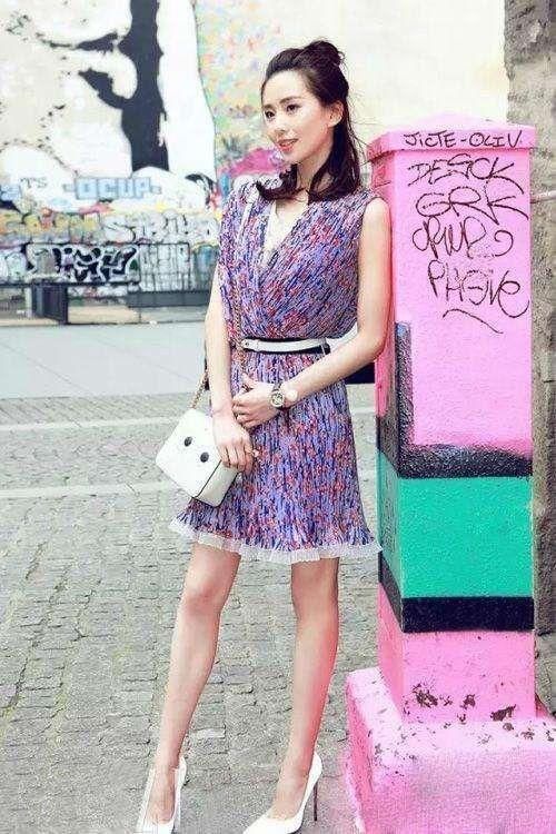 吴奇隆夫妇穿情侣装，两人小腿竟然一样粗，说她练芭蕾我信了