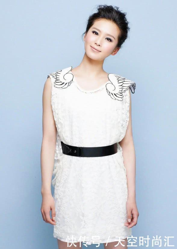 刘诗诗穿“花蕊装”搭配翠绿短裤，大秀白皙长腿，宛如花中仙子！