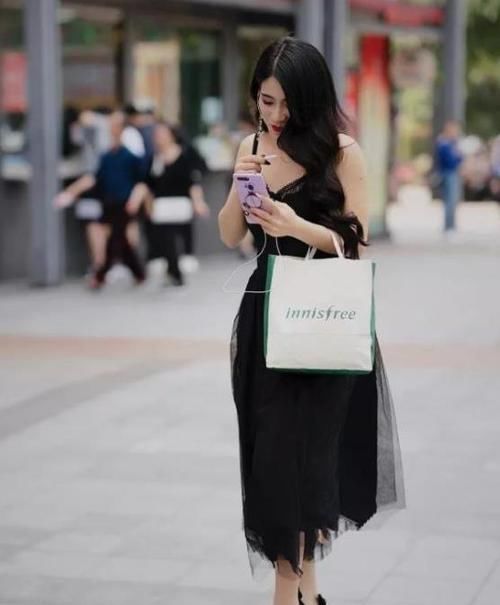 『气质』街拍:芳菲妩媚的美女,一件黑色连衣裙外搭外套,时尚达人气质
