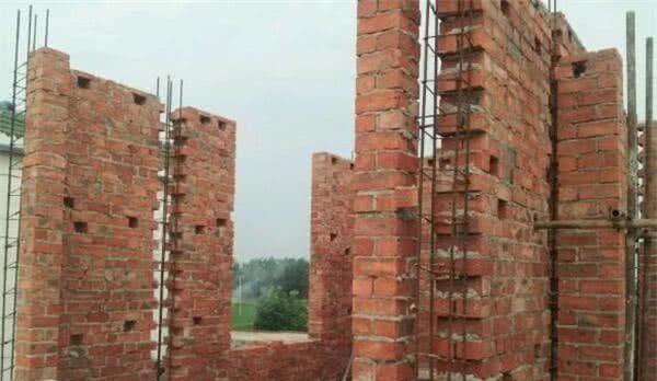 农村建房地基垫层必须打吗？很多人不清楚，原因在这里