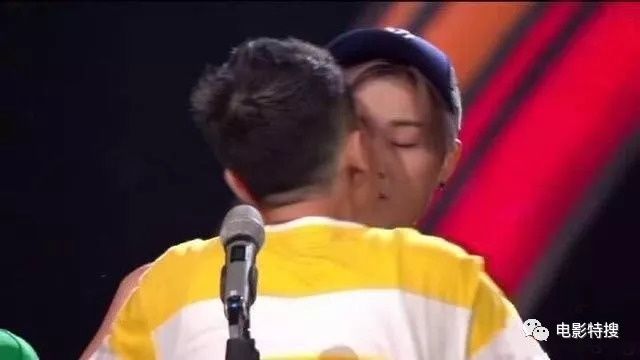 李宇春遭男粉丝强吻引热议，吴青峰四字暗示真相，4处细节让网友