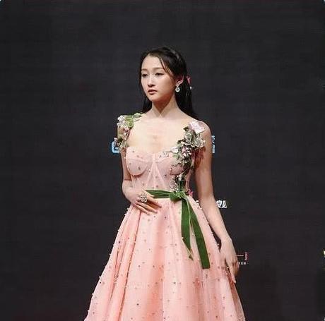 看了娜扎和关晓彤同穿粉红长裙，我终于知道了气质的重要性