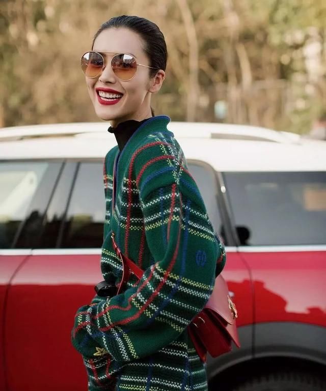  【过时】“卫衣”已经过时了，今年流行的是“奶奶衫”，刘雯穿上后美翻了