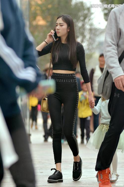 时尚辣妈，黑色紧身装大秀身材，好身材是藏不住的！