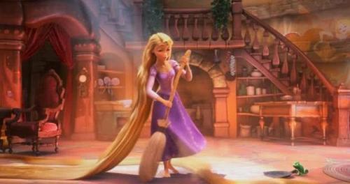 迪士尼公主才会干的事情，美人鱼用叉子梳头，乐佩拖着长发去扫地