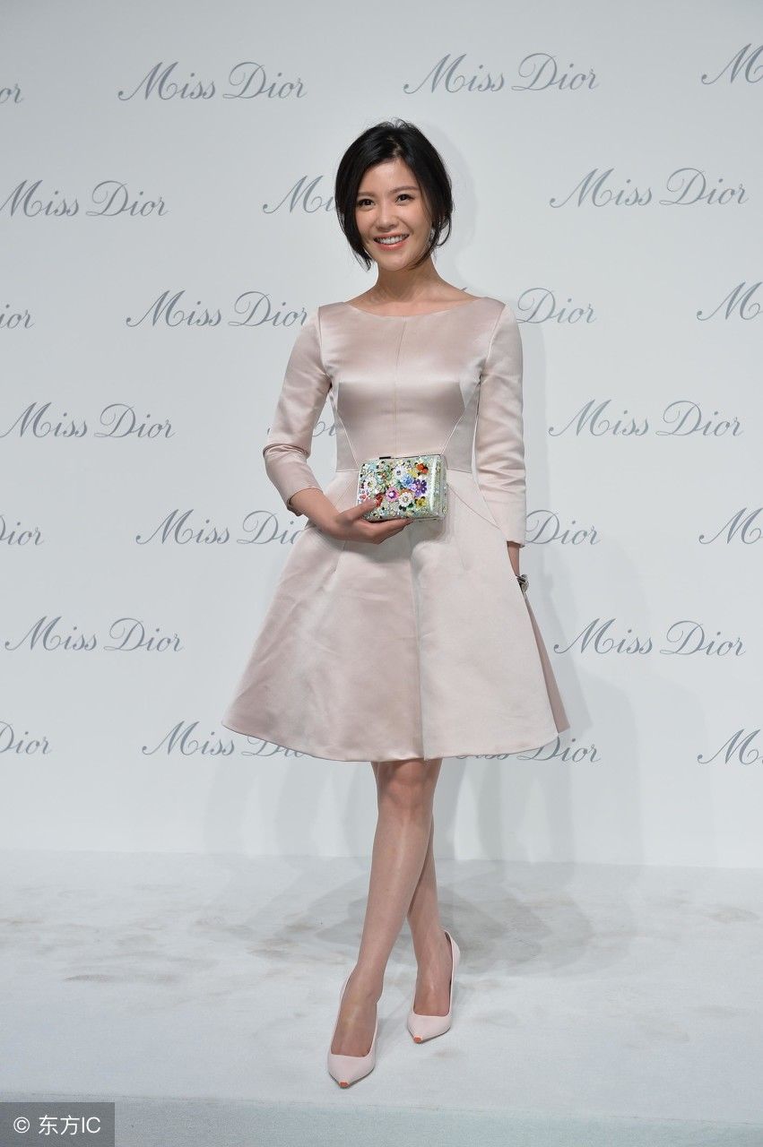 杨子姗穿这身裙子，下半身秀出美腿让人咽口水，看到脚“一秒破功