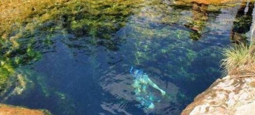 美国一个4米宽的水坑，已有多人在此遇难，游客却还是蜂拥而至