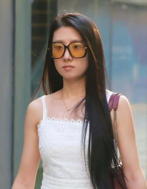  『碎花』街拍：秀丽端庄的美女，一条玫红色的碎花连衣裙，时尚优雅女神范