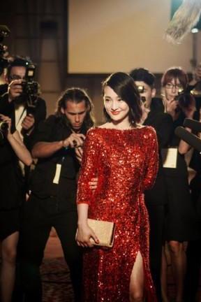 周迅出席活动，仅仅一条阔腿裤就能穿出180的效果，网友：跪服了