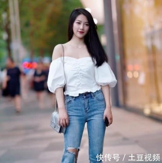  『女人味』街拍：一貌倾城的美女，一件一字肩上衣配牛仔裤，时尚优雅女人味