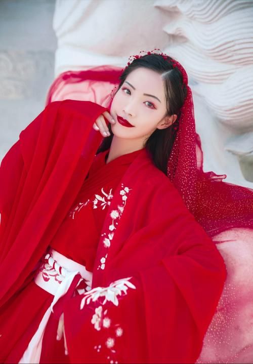 婚礼可以简约,但婚服一定要会穿,这些花嫁款汉