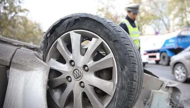  保命■有车的朋友注意了！高速路上爆胎，做到这3点方能保命