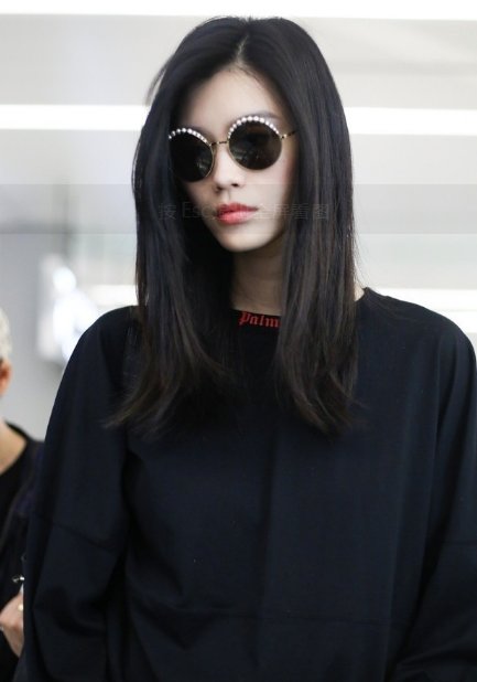 奚梦瑶可不止身材高挑,还有一双筷子美腿