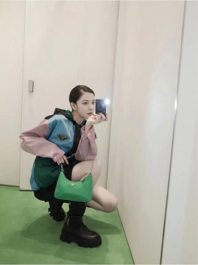 「居然」淡黄长裙造型必配的包居然是这只?